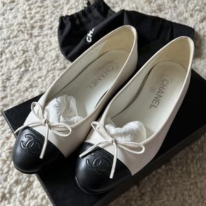 Chanel Authentic Ballet Flats in size 6 Black and White